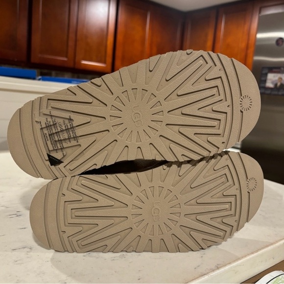 UGG Tazz Platform Slipper Big Kids Grade 6Y Sand 1143776K - Picture 7 of 10